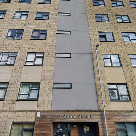 Modern 1-bed Flat With Balcony