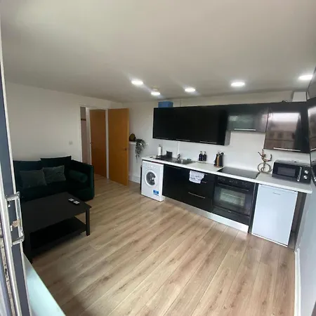 Modern 1-bed Flat With Balcony *