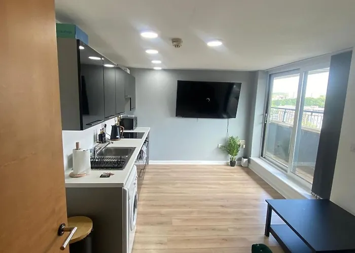 Modern 1-bed Flat With Balcony Apartamento