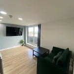 Modern 1-bed Flat With Balcony *