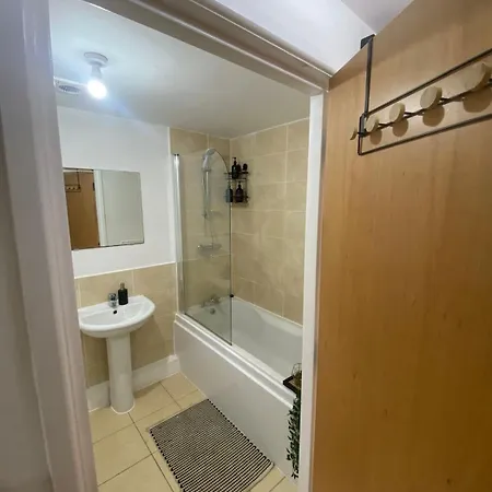 Lägenhet Modern 1-bed Flat With Balcony