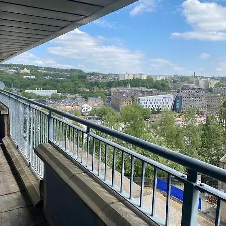 Modern 1-bed Flat With Balcony
