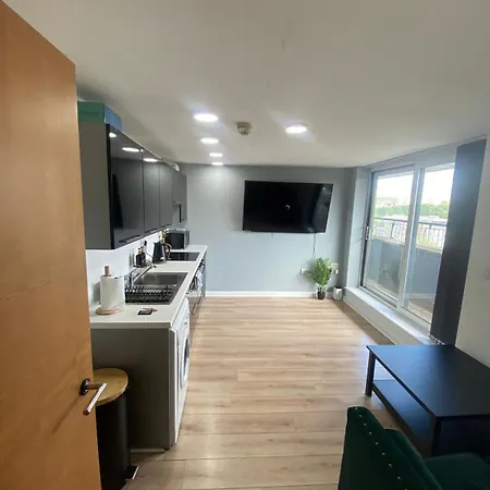 Modern 1-bed Flat With Balcony Apartment