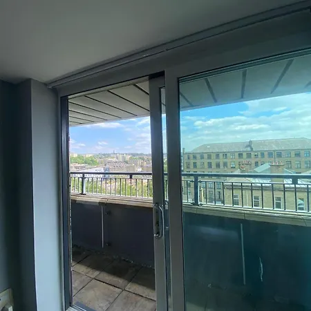Modern 1-bed Flat With Balcony Lägenhet Bradford (West Yorkshire)