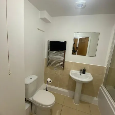 Modern 1-bed Flat With Balcony Apartment