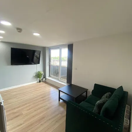 Modern 1-bed Flat With Balcony *