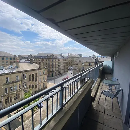 Modern 1-bed Flat With Balcony * Bradford (West Yorkshire)