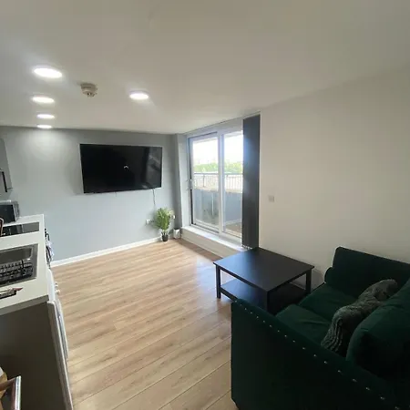 Modern 1-bed Flat With Balcony