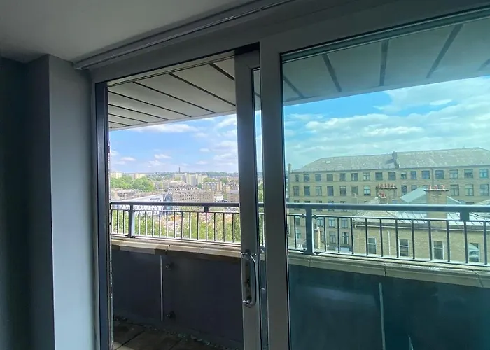 Modern 1-bed Flat With Balcony Apartment Bradford (West Yorkshire)