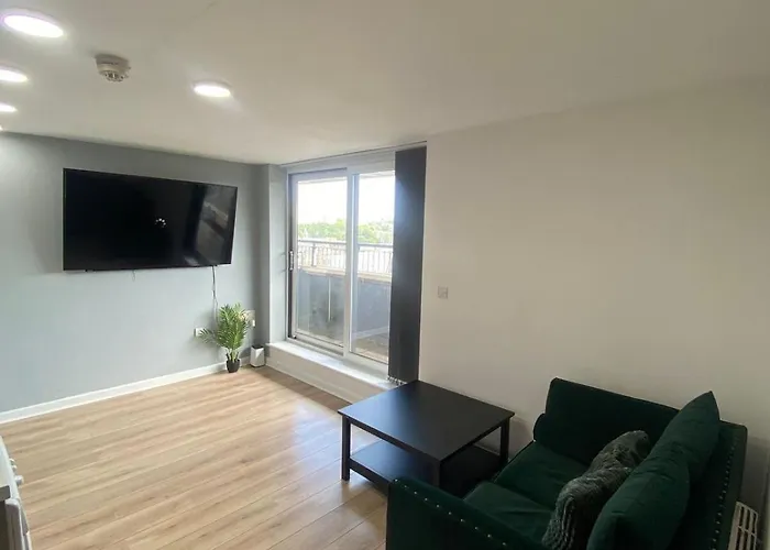 Modern 1-bed Flat With Balcony *