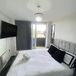 Modern 1-bed Flat With Balcony Appartement Bradford (West Yorkshire)