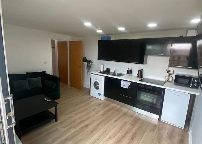 Modern 1-bed Flat With Balcony *