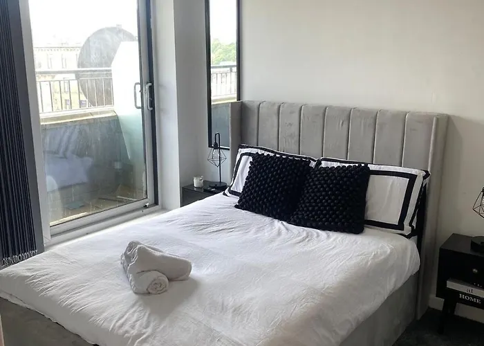 Modern 1-bed Flat With Balcony * Bradford (West Yorkshire)