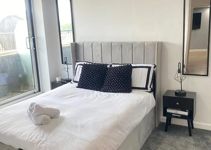 Apartment Modern 1-bed Flat With Balcony *