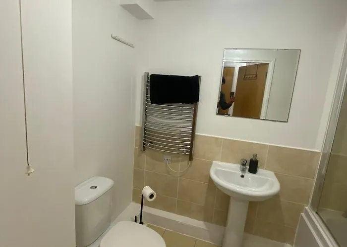 Modern 1-bed Flat With Balcony Apartment