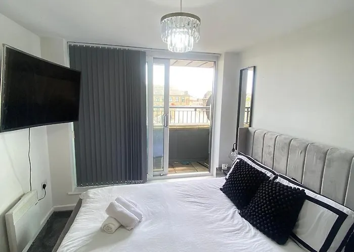 Modern 1-bed Flat With Balcony Apartment Bradford (West Yorkshire)