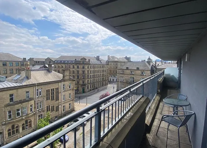 Modern 1-bed Flat With Balcony * Bradford (West Yorkshire)